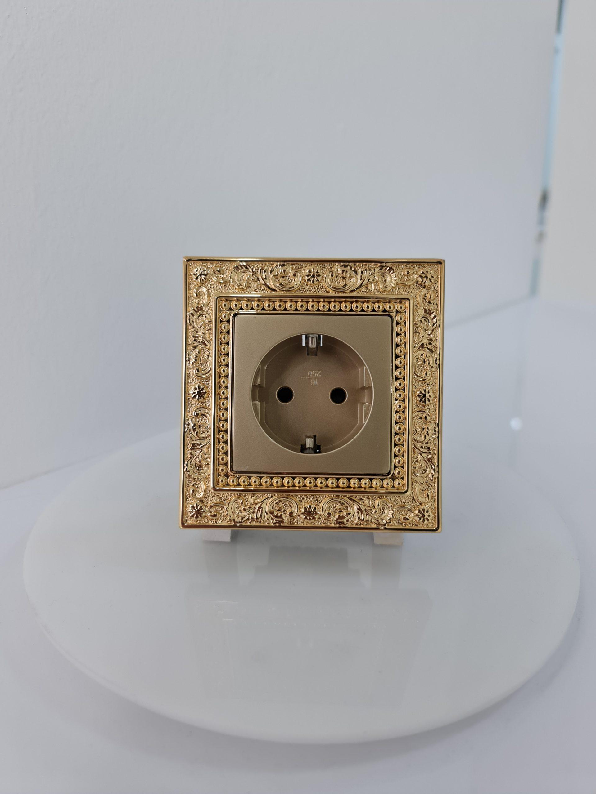 Priză schuko luxury simplă cu panou din alamă