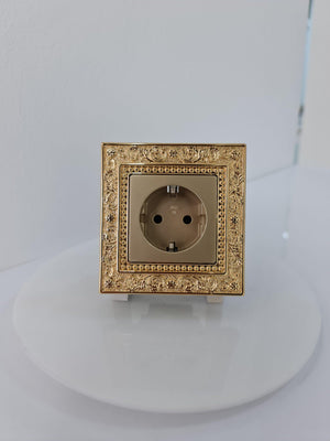Priză schuko luxury simplă cu panou din alamă