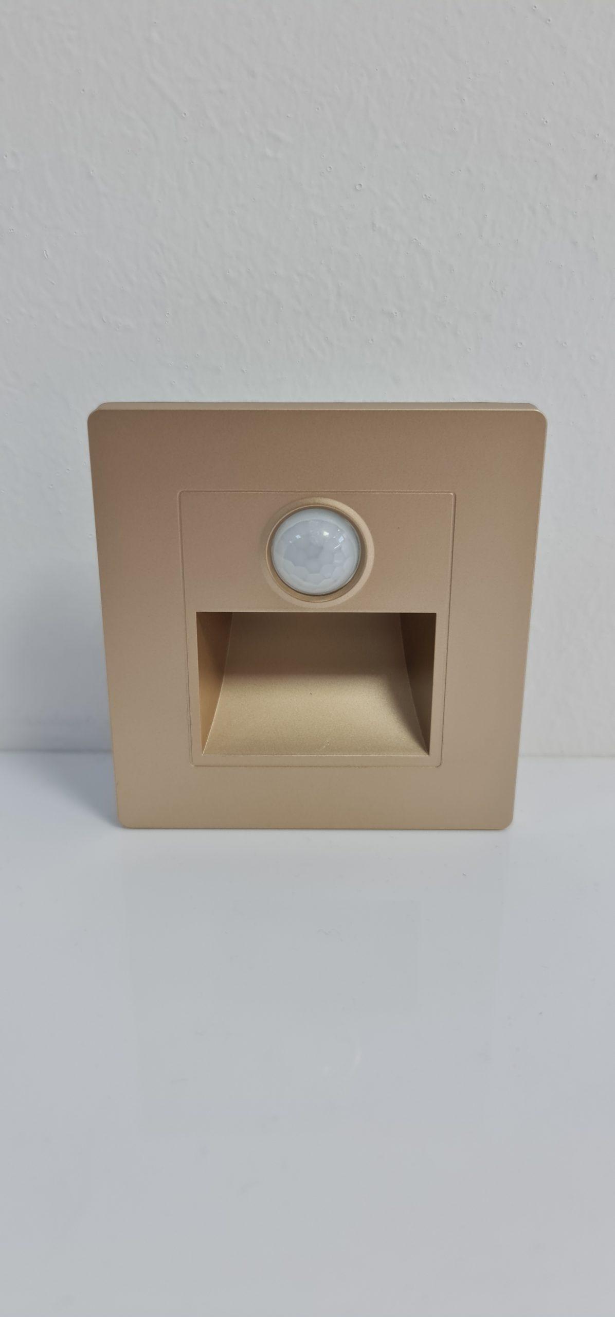 Lampă LED  3W scară/hol, auriu, senzor prezență + senzor crepuscular, lumină neutră