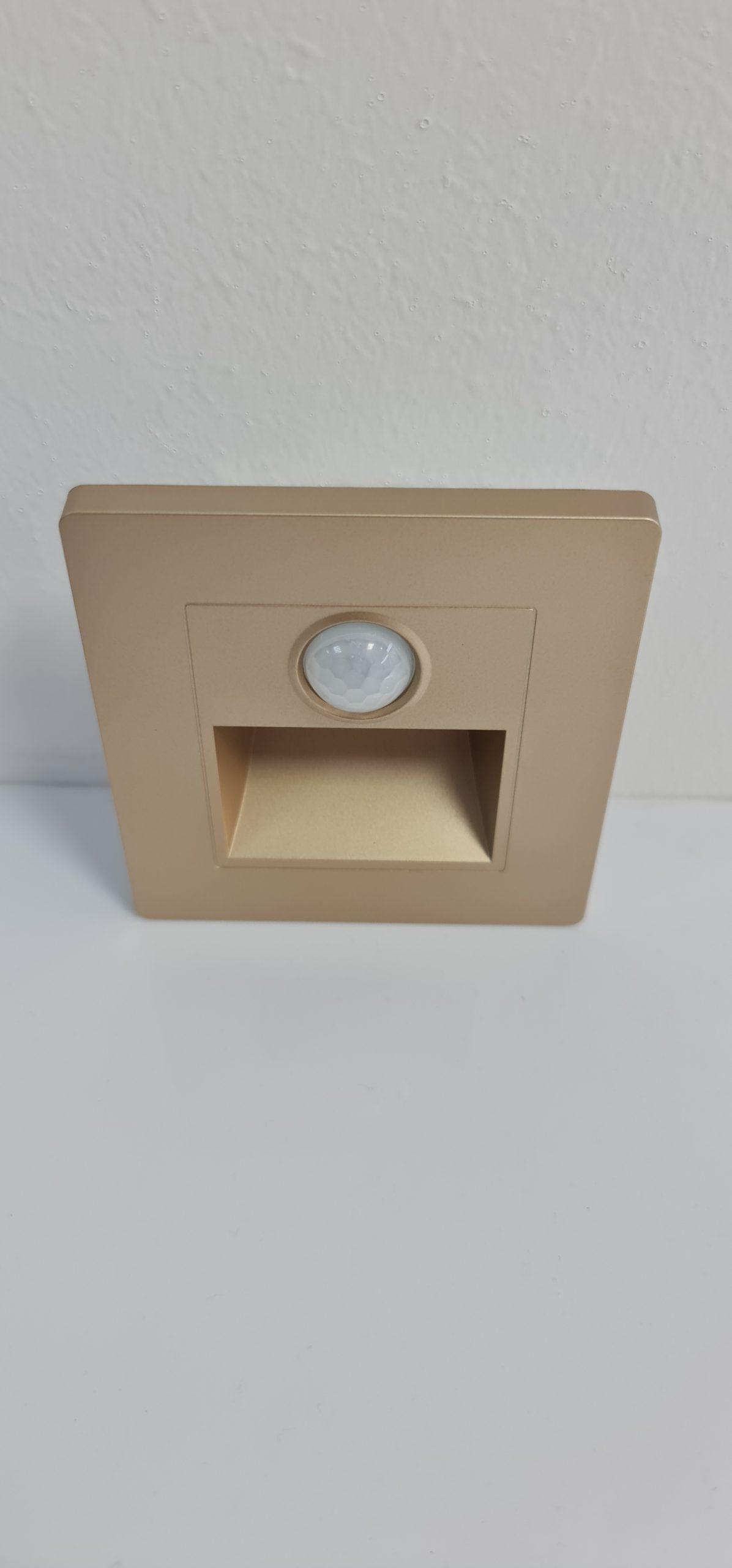 Lampă LED  3W scară/hol, auriu, senzor prezență + senzor crepuscular, lumină neutră