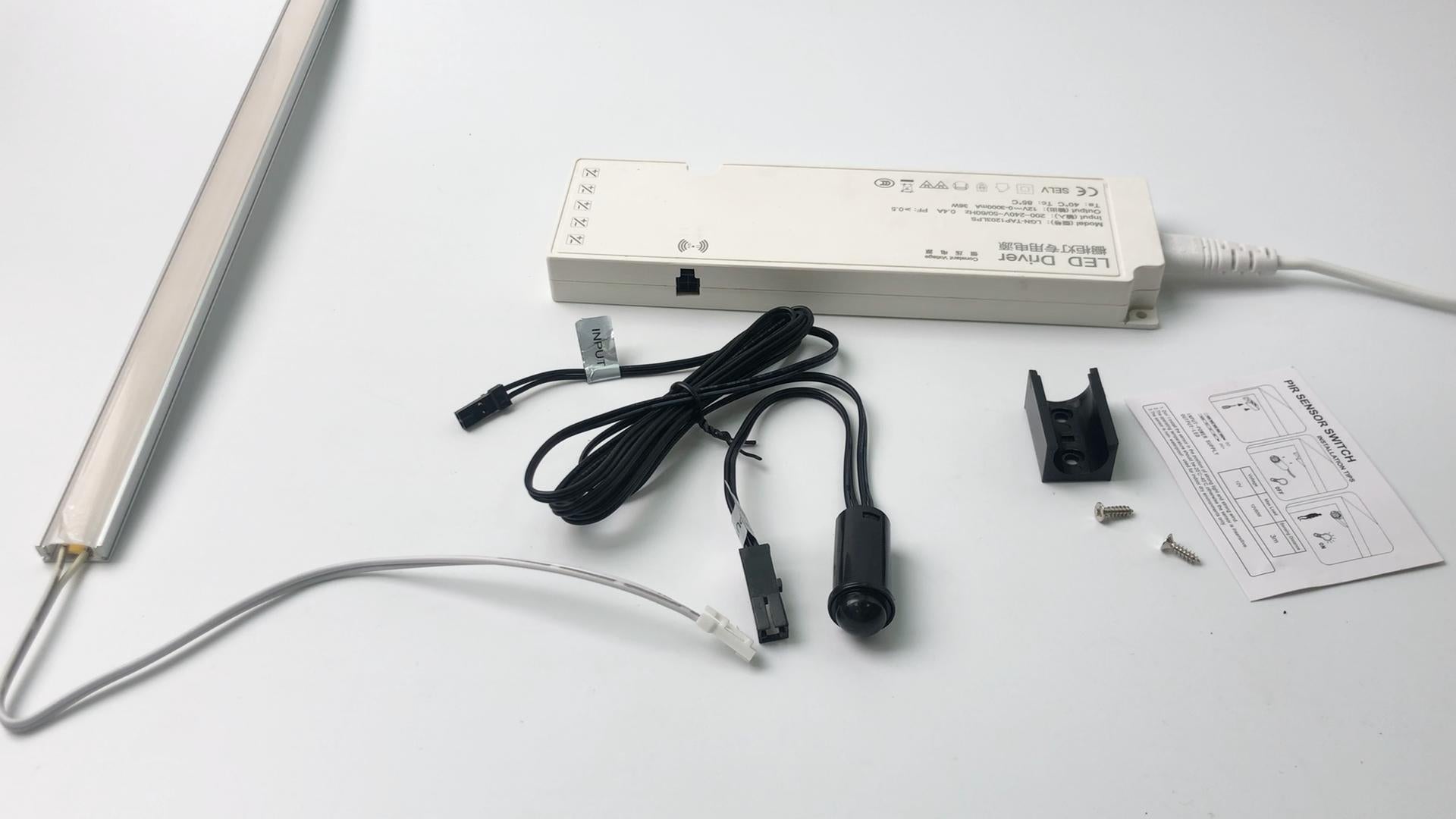 Senzor PIR FPM05-A pentru Bandă LED – Activare Automată la Mișcare | 12V/24V, 30s Delay, Negru